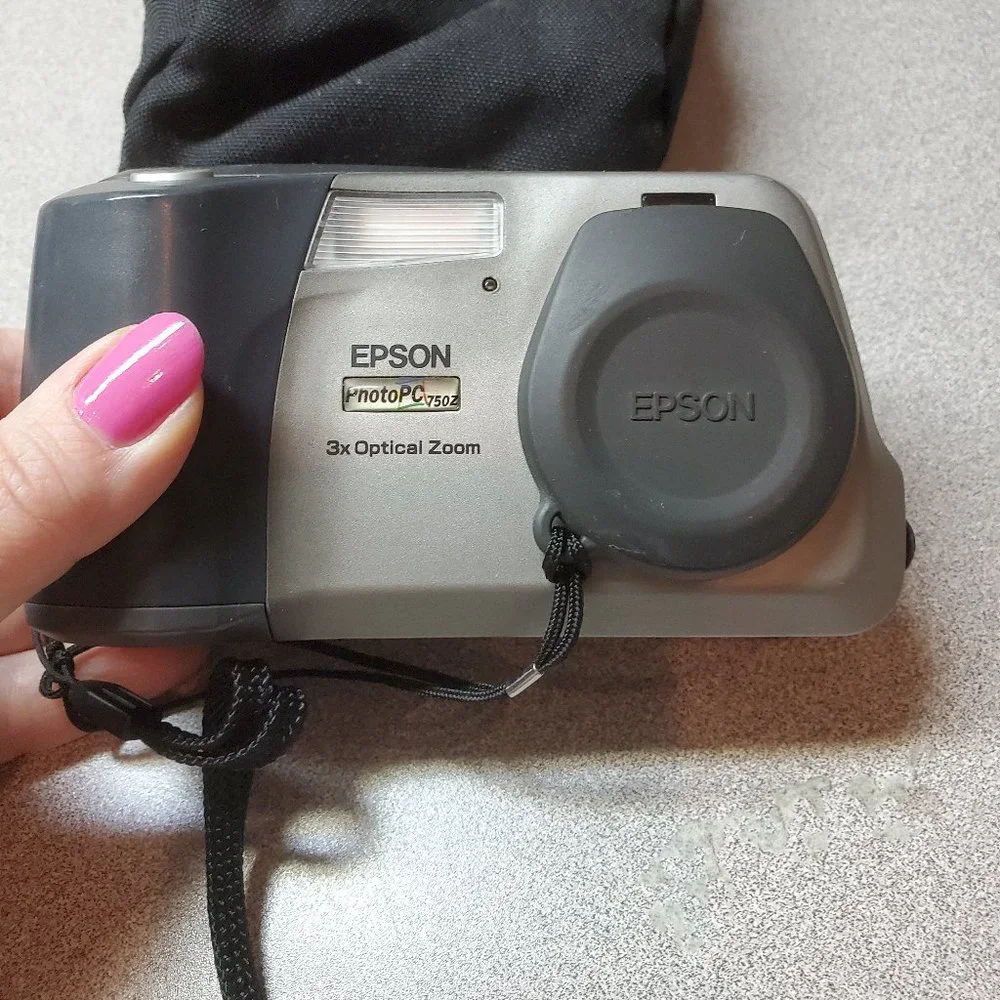 Epson PhotoPC 750Z Digital Camera - Case & CF Card Included